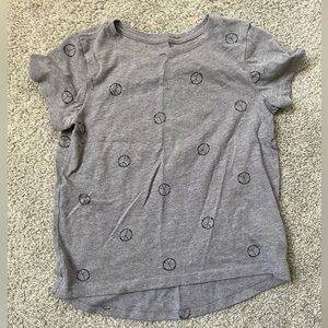 Old navy girls gray short sleeve T-shirt with peace signs, 6-7​​​